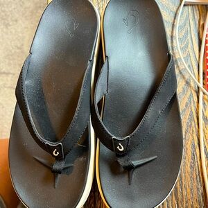 Black and white size 9 Olukai flip flops worn once